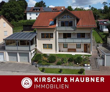 Traum-Panoramablick - Herrliches Zweifamilienhaus mit 3 Garagen! 
  Breitenbrunn